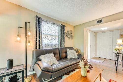 Quiet Condo with Balcony, Walk to Lake Monroe! in Deltona, USA