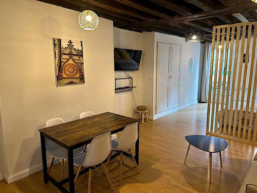 Спільний лаунж/ТБ зона, Au petit Paris - Centre Ville in Auxerre