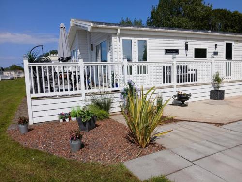 Sea Breeze, Vintage 90, Luxury 2 bed Lodge, Skegness, 2 friendly - East Coast Holidays