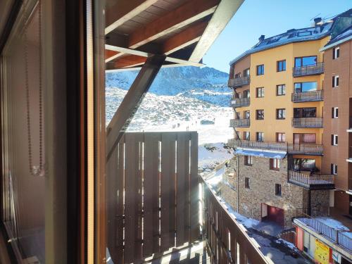 Two-Bedroom Apartment with Mountain View