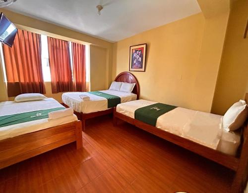 1 double bed, 2 twin beds