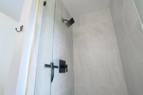 Zuhanyzó, Senda Suite in Riverview (FL)