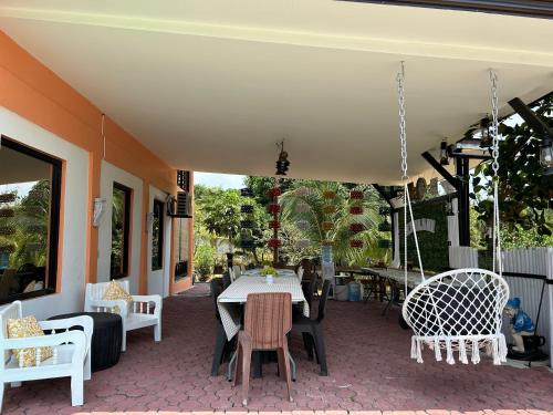 KEHLANI Vacation Farmhouse in Hermosa