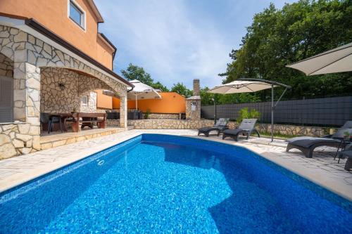A szálláshely kívülről, Villa Fortuna Für Bis Zu 9 Personen Und Mit Beheiztem Aussenpool (Villa Fortuna Fur Bis Zu 9 Personen Und Mit Beheiztem Aussenpool) in Vinez