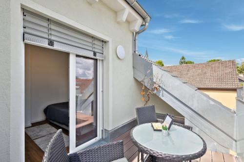 Erkély/terasz, Harmonie Homes Neubau in ruhiger Gegend Top Anbindung 20 Min per Autobahn nach München-West (Harmonie Homes - fur alle Gaste, Gruppen und Familien bis zu 8 Gaste - Neubau 2025 - Premium Betten ) in Dasing