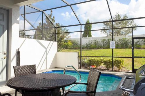 Beautiful townhouse with pool close to Disney
