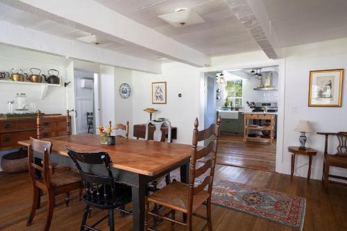 TwinCreeks Rustic Colonial Farmhouse established 1768 in New Paltz, USA