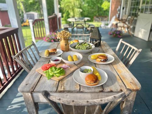 TwinCreeks Rustic Colonial Farmhouse established 1768 in New Paltz, USA