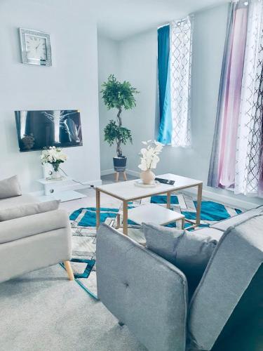 Rochester Castle, 2 Bed Modern Apartment