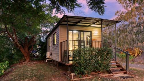 Balkons/terase, Mt Larcom Tourist Park in Mount Larcom
