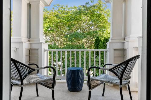 Spacious 4BR Home Pools Bikes Balcony in Bayside