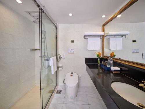 Standard Twin Room image 6