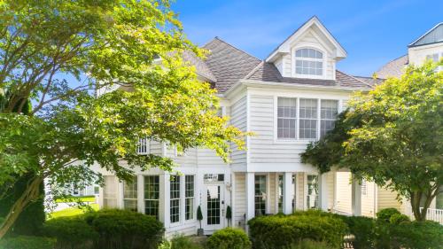 Spacious 4BR Home Pools Bikes Balcony in Bayside