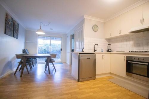Cosmo Place - Pet Friendly with Private Yard in 밸러랫 센트럴