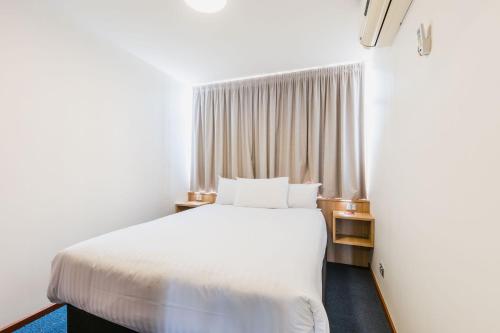 Statesman Hotel - image 2