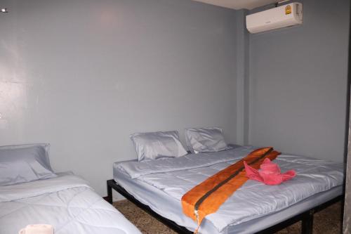 3 twin beds