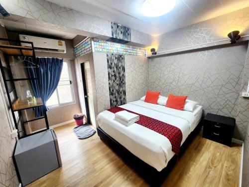 room detail thumbnail 1