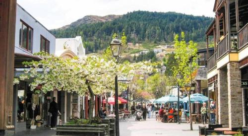 Base Backpackers Queenstown – Queenstown, CA