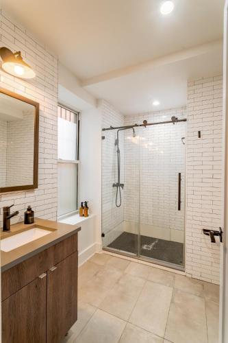Stylish 3BR 2BA East Village Apartment Steps from Tompkins Square Park, New York (Foto 4)