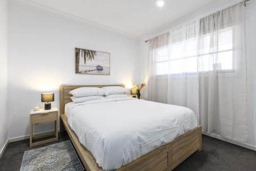 Spacious Corio Townhouse Near Ferry & Waterfront in Észak-Geelong