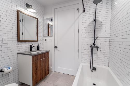 Stylish 3BR 2BA East Village Apartment Steps from Tompkins Square Park, New York (Foto 9)