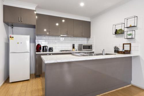 Spacious Corio Townhouse Near Ferry & Waterfront in Észak-Geelong