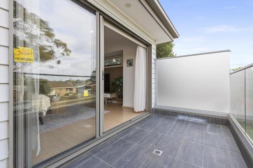 Spacious Corio Townhouse Near Ferry & Waterfront in Észak-Geelong