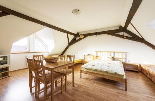 2 queen beds, 1 twin bed
