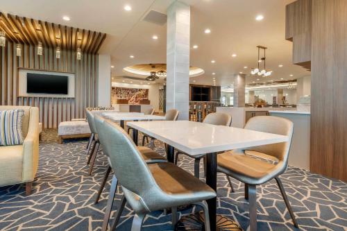 Cambria Hotel Davenport Quad Cities - 레스토랑