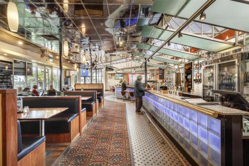 Nightcap at Findon Hotel, Adelaide (fotografie 3)