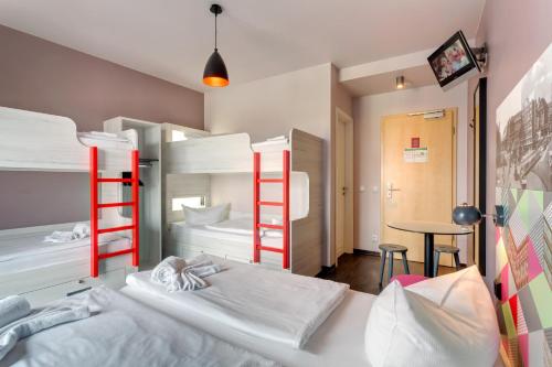 2 twin beds, 4 bunk beds