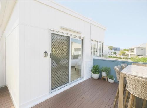 Self contained guest house Gold Coast - sleeps max 4 in Varsity Lakes