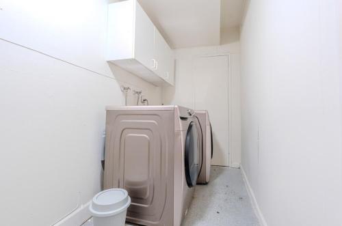Spacious Lux Estate l 8 mins to Strip, Лас-Вегас (фото 3)