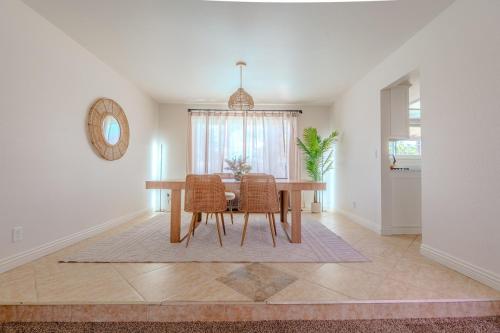 Spacious Lux Estate l 8 mins to Strip, Лас-Вегас (фото 5)