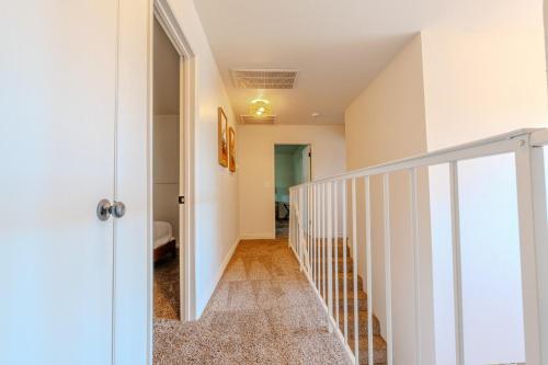 Spacious Lux Estate l 8 mins to Strip, Лас-Вегас (фото 6)