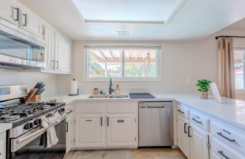 Spacious Lux Estate l 8 mins to Strip, Лас-Вегас (фото 10)