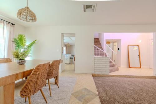 Spacious Lux Estate l 8 mins to Strip, Лас-Вегас (фото 11)