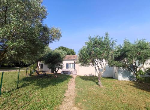 Mazet à 5 minutes d'Uzès (Mazet a 5 minutes d'Uzes) in Montaren-et-Saint-Mediers