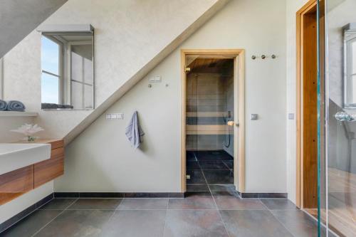 Stylish Old Town Apartment With Sauna, Tallinn (photo 3)