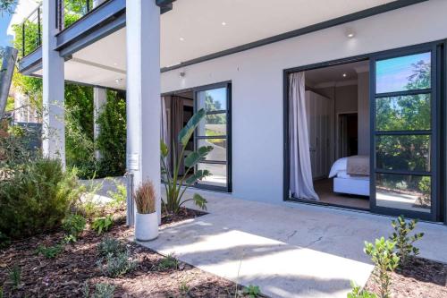 Camps Bay 4bed Villa w Pool Luxe on Central - image 9