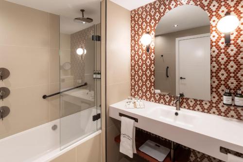 room detail thumbnail 2