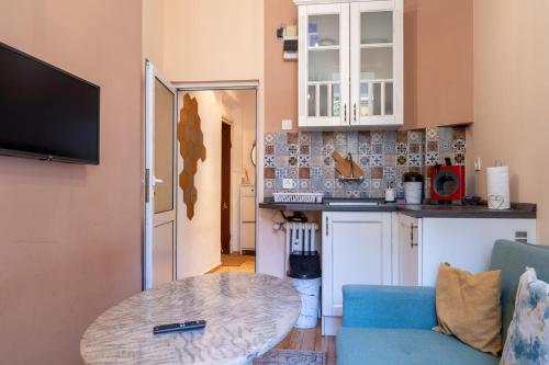 Teo's Cozy Top Central Apartment, София (фото 7)