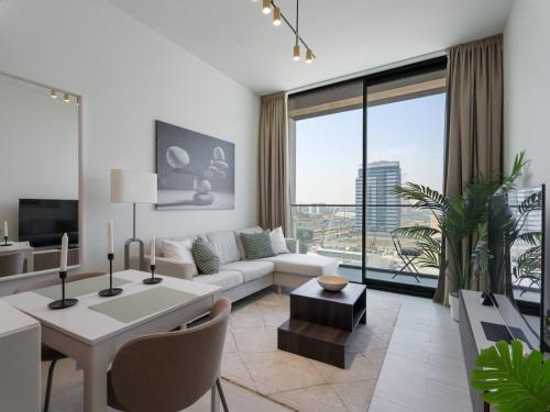 Luxe Escape - Stylish 1BR in Binghatti Venus-05, Dubai