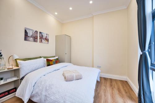 Staycation in Stratford E15 ideal for 3, Лондон