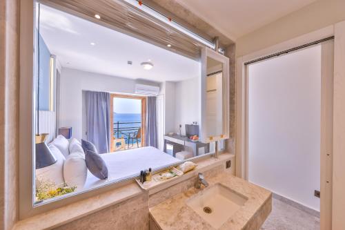 Suite with Sea View image 2