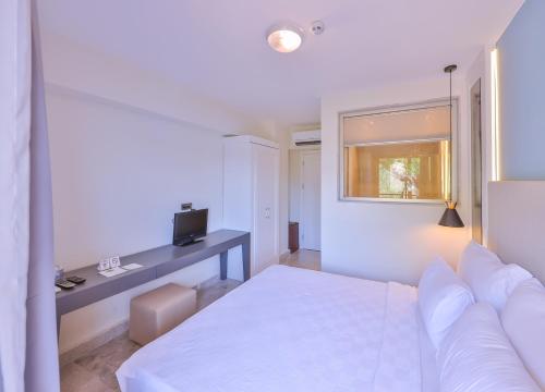 Standard Double or Twin Room image 6