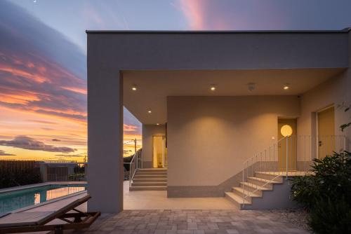 Summer House Lea - Villa with heated pool and sea view in Bast