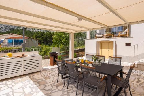 Summer House Lea - Villa with heated pool and sea view in Bast