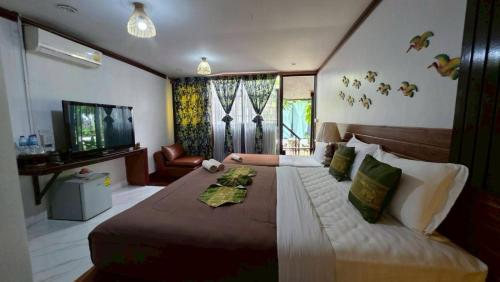 1 king bed, 1 twin bed