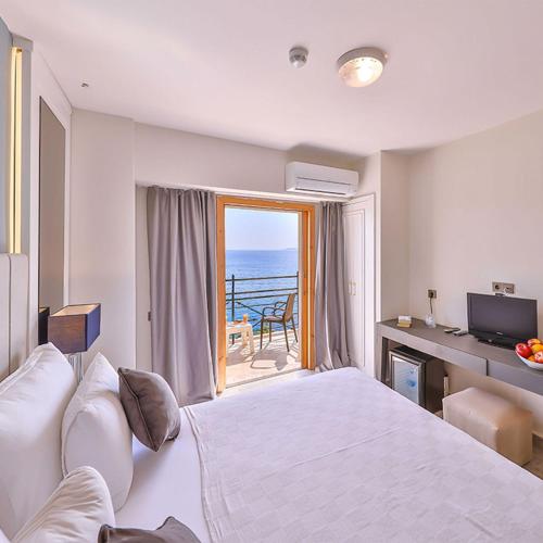 Deluxe Room with Sea View image 3